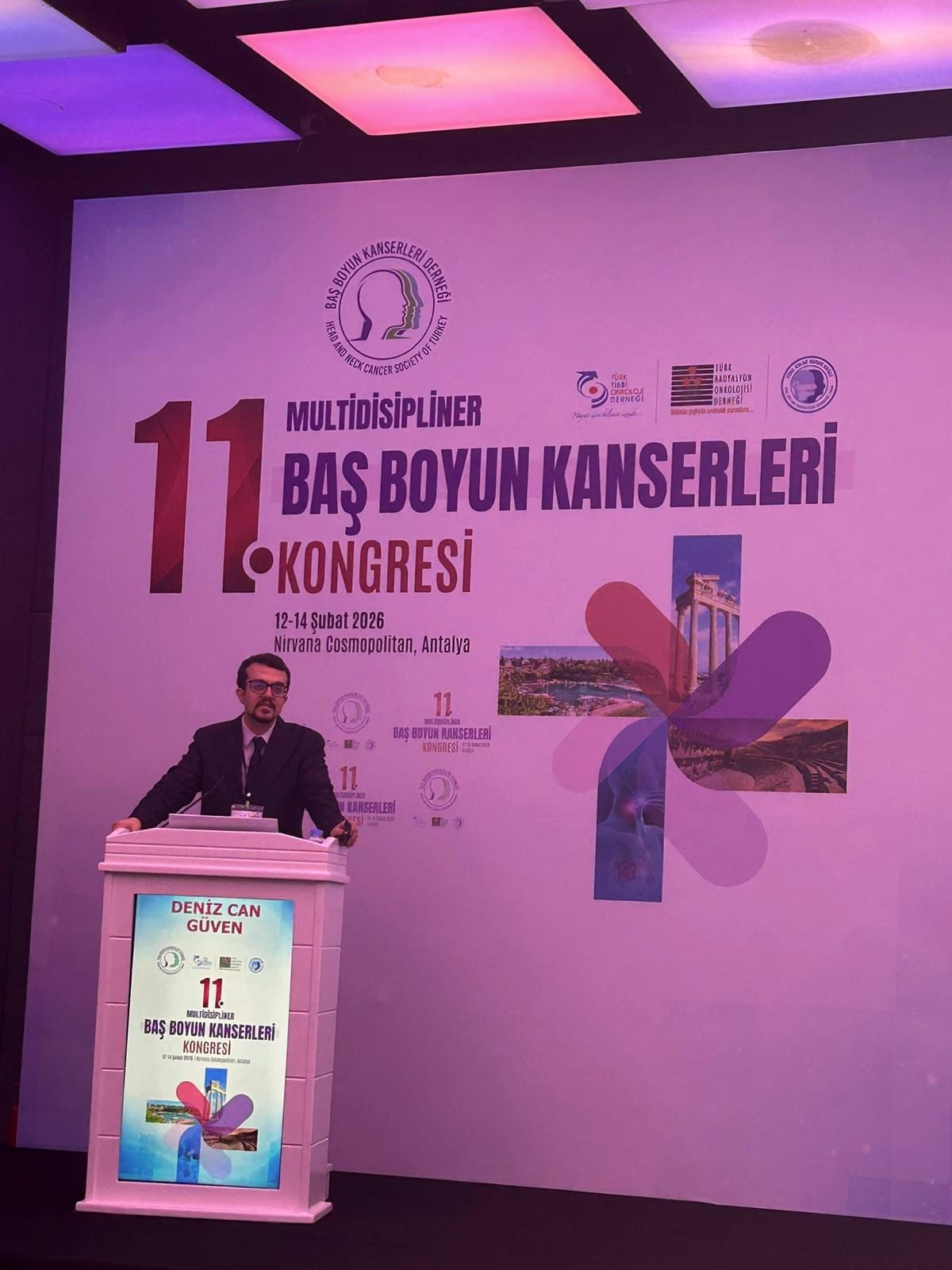 Doç. Dr. Deniz Can Güven, Multidisipliner Baş Boyun Kanserleri Kongresi'nde kürsüde sunum yaparken